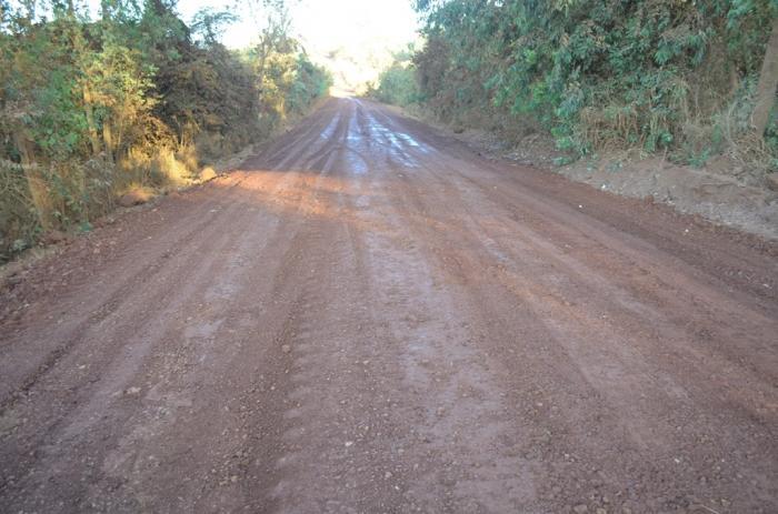 Estrada vicinal que liga Lagoa Formosa ao Distrito de Limeira recebe encascalhamento em toda sua extensão