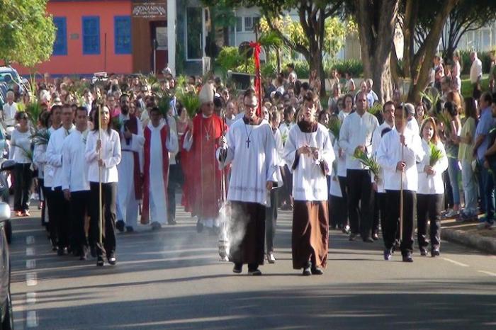 Patos de Minas: católicos celebram domingo de ramos na paróquia de Santo Antônio