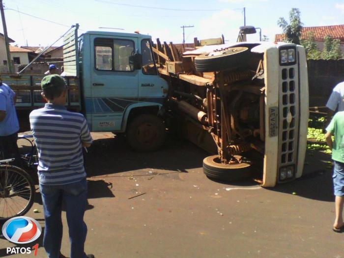 Caminhonete invade parada obrigatória em Lagoa Formosa causa acidente que por pouco não transforma em tragédia