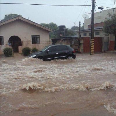 Temporal que caiu na cidade de Carmo do Paranaíba alaga ruas e causa transtornos