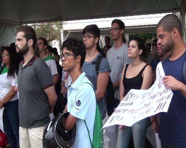 Professores e alunos de Patos de Minas fazem manifestação contra medidas do governo federal em tramitação