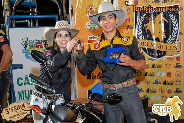 Peão de Lagoa Formosa é campeão de rodeio na cidade de Santa Juliana e fatura moto zero km