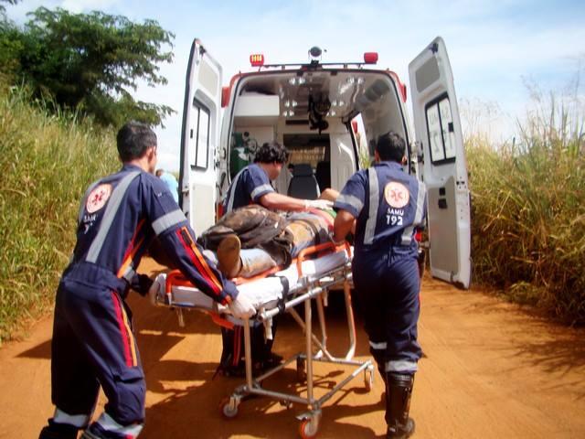 Motoqueiro fica gravemente ferido em colisão frontal com caminhão em estrada vicinal de Presidente Olegário