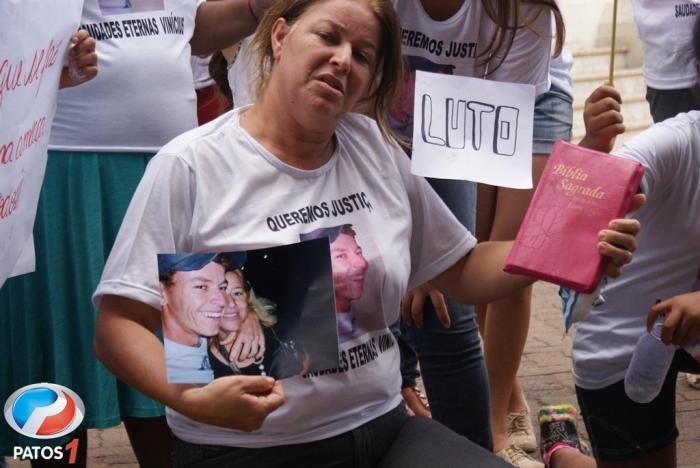 Familiares de jovem assassinado na fazenda Barreiro realizam manifestação em frente ao Fórum e pedem justiça