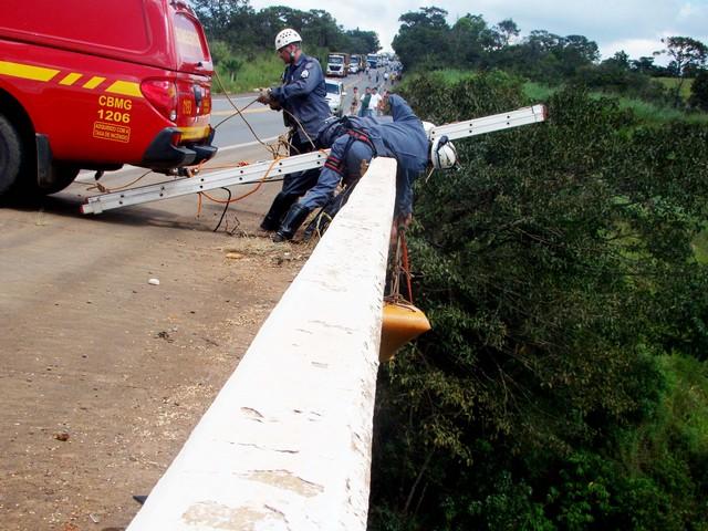 Operação para retirada de corpo de homem que caiu na Ponte Três Barras dura mais de 4 horas na MGC-354 no município de Presidente Olegário