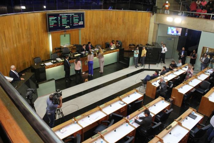 MP investiga suposta irregularidade em aumento no salário dos vereadores em Uberlândia MP investiga suposta irregularidade em aumento no salário dos vereadores em Uberlândia