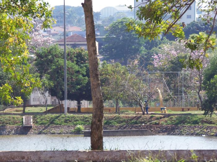 Moradores reclamam do descaso com a praça da Lagoinha em Patos de Minas