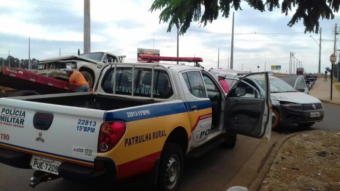 Veículos ficam danificados em acidente no Bairro Nossa Senhora do Rosário em Lagoa Formosa