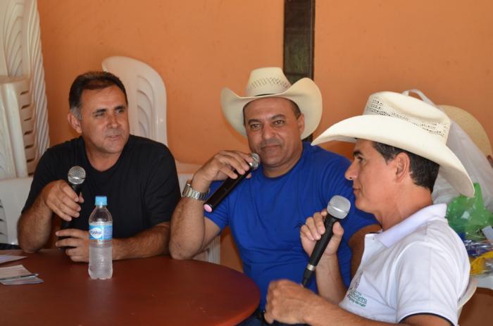 Mesa redonda reúne locutores de rodeio e peões para um bate papo no Sitio Alto Astral em Lagoa Formosa