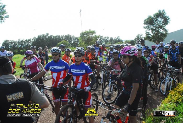 Motoqueiros e ciclistas de Lagoa Formosa participam do Trilhão dos Amigos em Nova Ponte