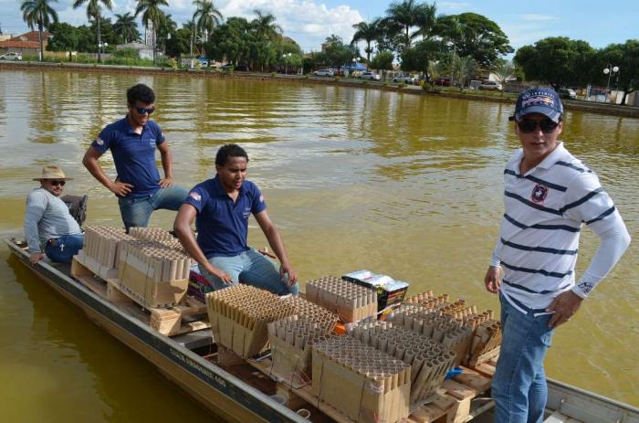 Show pirotécnico comemora a chegada do ano de 2017 na cidade de Lagoa Formosa