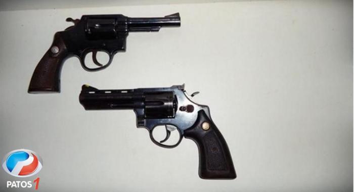 Duas armas de fogo foram apreendidas com dois suspeitos de terem cometido vários assaltos em Monte Carmelo