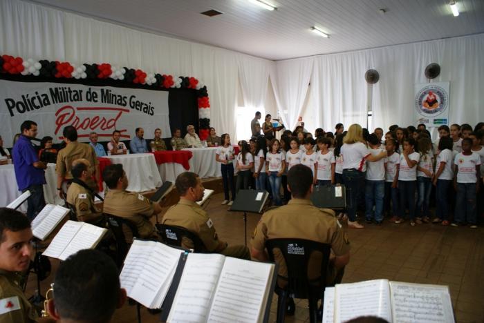 150 alunos de três escolas municipais de Lagoa Formosa recebem certificado do PROERD