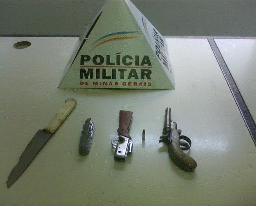 Marido ameça esposa com arma de fogo, uma faca e dois canivetes em Carmo do Paranaíba