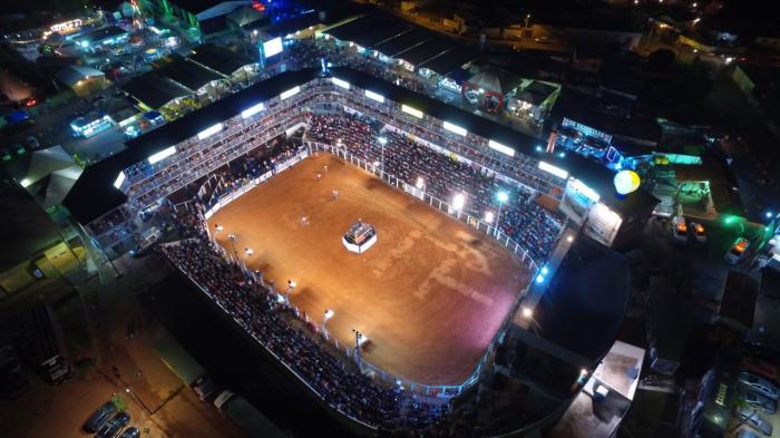 Maiara e Maraísa e a segunda noite de rodeio lotam Parque de Exposições em Lagoa Formosa