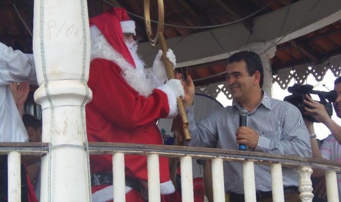 Milhares de crianças acompanham a chegada do Papai Noel na Praça do coreto em Patos de minas