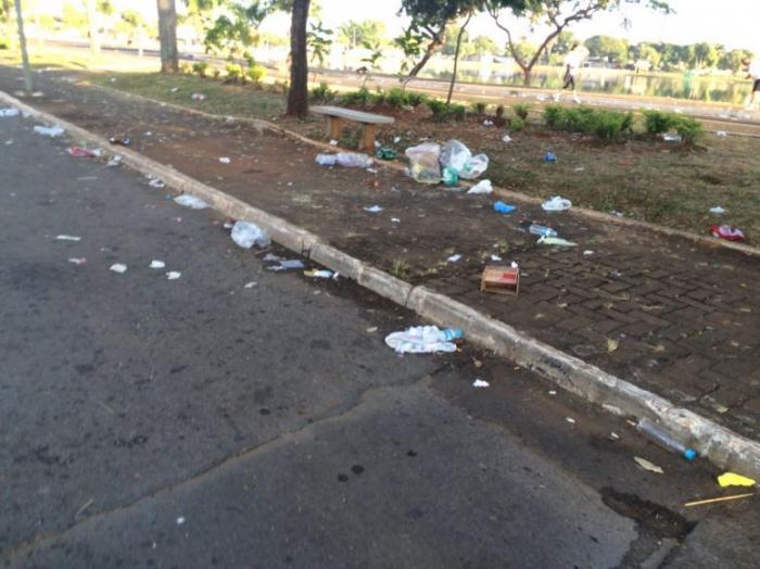 Percurso por onde passou a tocha olímpica neste Domingo (08/05) em Patos de Minas amanhece coberto de lixo