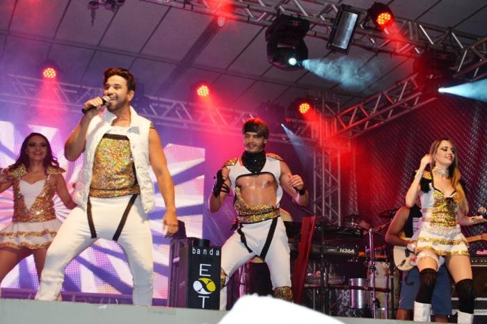 Banda Êxtase da cidade de Uberlândia agita milhares de foliões na primeira noite de carnaval em Lagoa Formosa