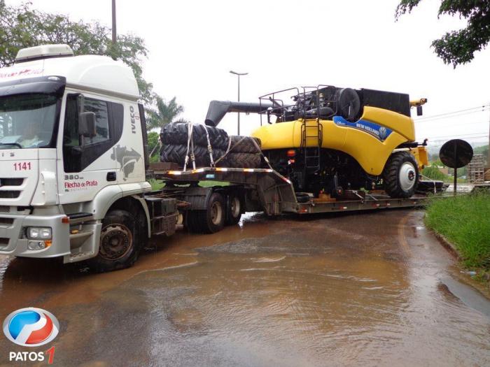 Carreta transportando máquina agrícola fica “presa” na Avenida JK e causa confusão no trânsito de Patos de Minas