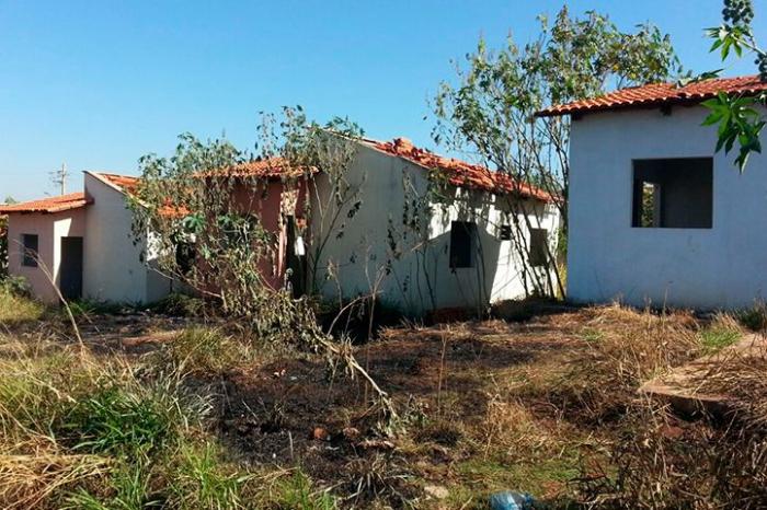 residências do conjunto habitacional Jardim Esperança 4 que estão em estado de abandono continuam sendo danificadas em Patos de Minas