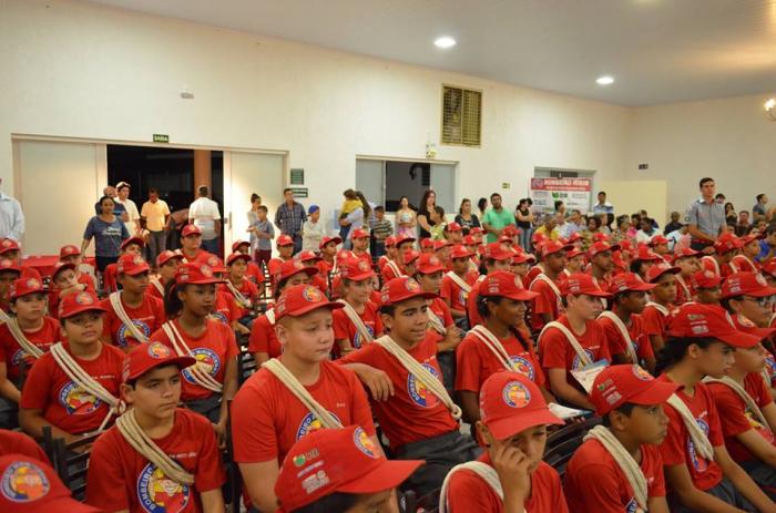 Alunos de Lagoa Formosa e Patos de Minas recebem o certificado de conclusão do curso de Bombeiro Mirim com grande festa