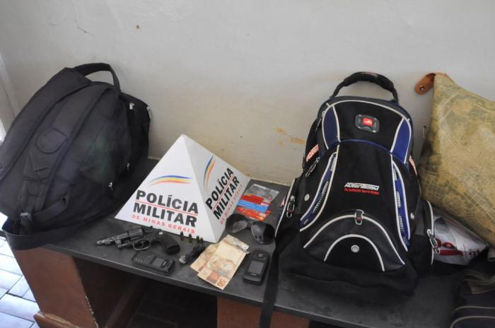 PM flagra dupla furtando em Andrequicé e localiza arma, droga e bolsas furtadas 