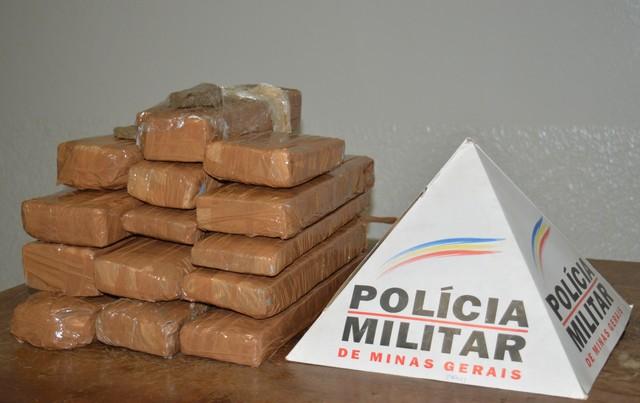 Polícia Militar de Carmo do Parnaíba apreende aproximadamente 12 quilos de maconha e encaminha suspeito de tráfico para a delegacia