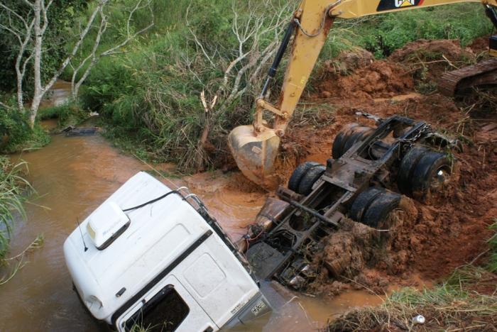 Mega operação do auto socorro milênio retira carreta e cavalo mecânico de córrego na BR 354 próximo à cidade de Patos de Minas