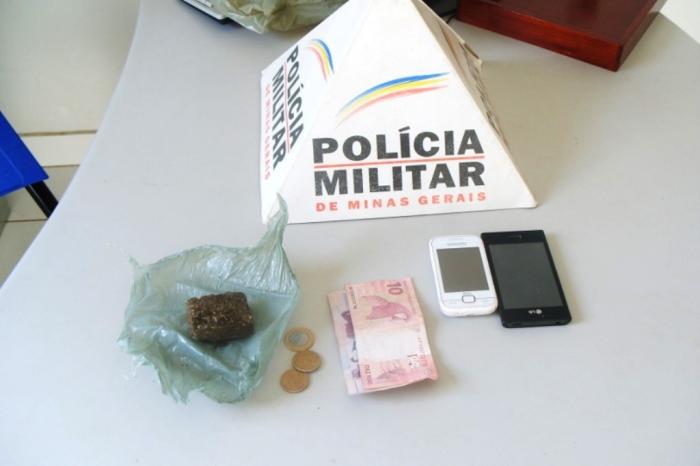 Polícia Militar de Carmo do Paranaíba apreende drogas em Quintinos e encaminha dois suspeitos para a delegacia