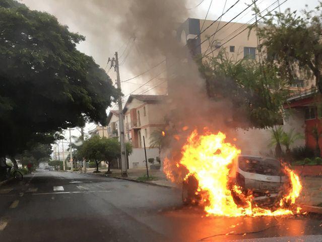 Curto circuito em fiação de rede elétrica causa incêndio em veículo na Avenida Paranaíba em Patos de Minas