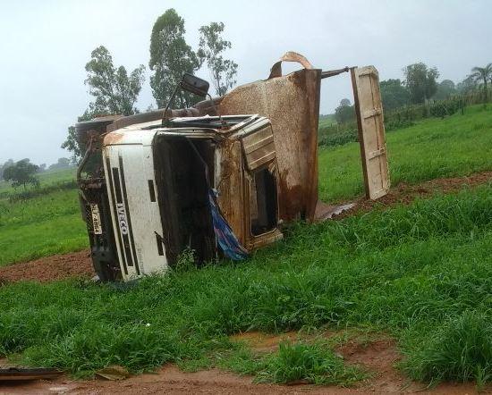 Motorista de caminhão da Prefeitura de Lagoa Formosa fica ferido em acidente na zona rural 