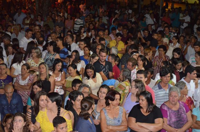 Lagoa Formosa: multidão de fiéis acompanha encenação da paixão e morte de cristo na Praça da Matriz