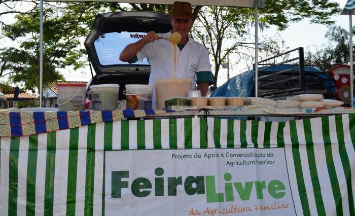 Prefeitura de Lagoa Formosa distribui barracas e equipamentos para comerciantes da Feira livre do Produtor