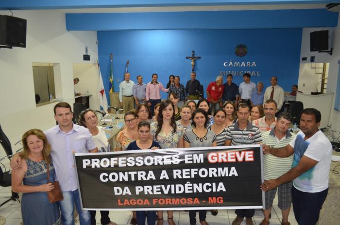 Câmara dos vereadores de Lagoa Formosa recebe professores em greve contra a Reforma da Previdência