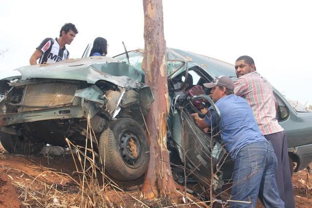 Motorista fica gravemente ferido após colidir contra eucaliptos na MGC-354 no município de Presidente Olegário