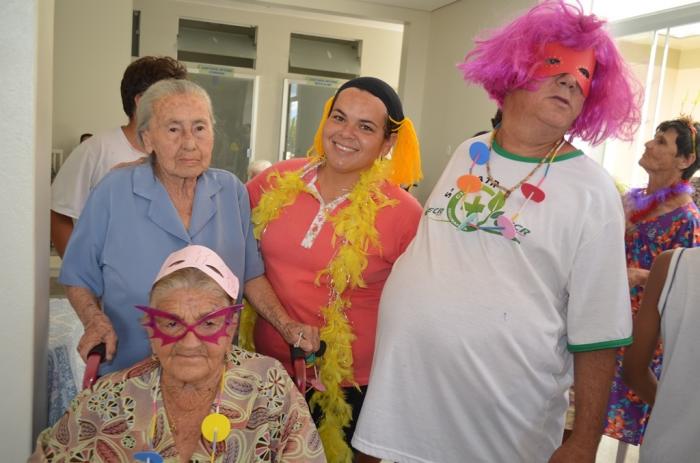 Casa de repouso de Lagoa Formosa recebe alunos de escolas infantis para realizar carnaval com os idosos