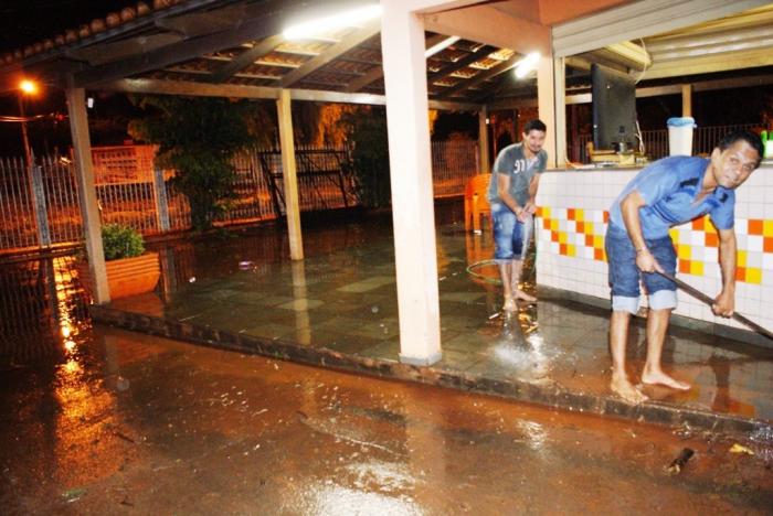 Temporal arrasta carros e causa medo e pânico na Avenida Fátima Porto na cidade de Patos de Minas