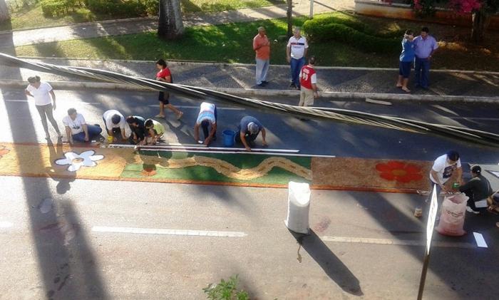 Dezenas de pessoas colorem as ruas de Patos de Minas para a celebração de Corpus Christi que é tradicional na cidade