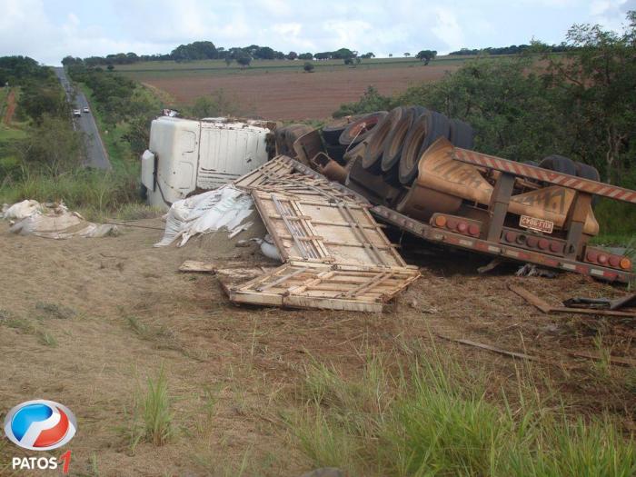 Carreta tomba na MGC 354 próximo à cidade de Presidente Olegário e carga fica espalhada no matagal