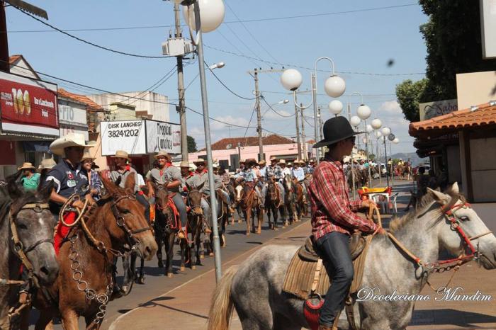 Cavalgada do feijão do Rotary Club atrai centenas de cavaleiros e amazonas da região do Alto Paranaíba em Lagoa Formosa