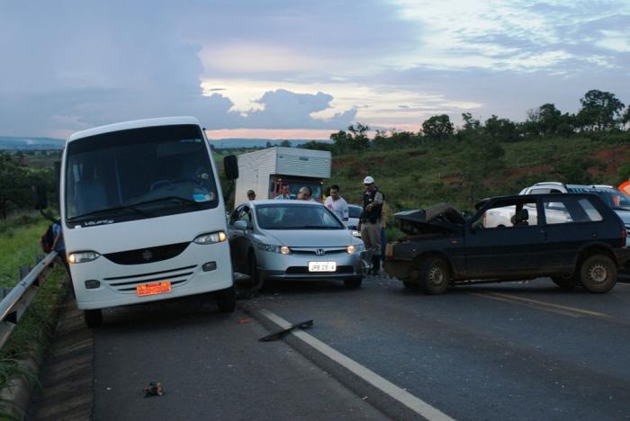 Ônibus Escolar da cidade de Lagoa Formosa com 19 alunos envolve em acidente na BR 354 próxima à ponte de córrego Mata Burro