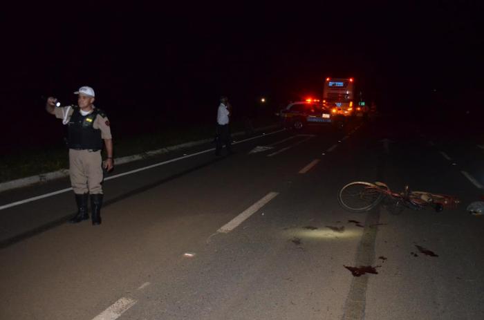 Ciclista trafega na contra mão em pista da BR 354 e acaba atropelado por ônibus