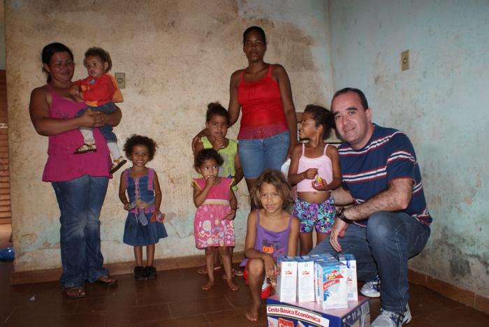 Presidente do Lions Clube Centro de Patos de Minas visita famílias em Lagoa Formosa e recebe o carinho das crianças