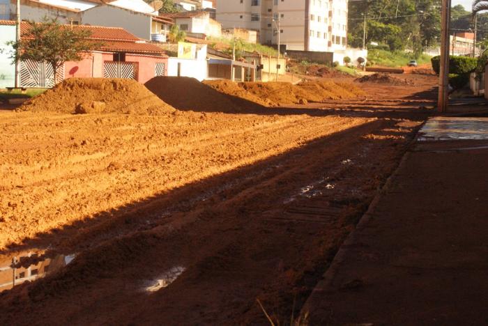 Moradores da Avenida Ivan Borges em Patos de Minas estão impossibilitados de sair de casa de carro