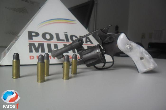 Polícia Militar de Carmo do Paranaíba encaminha duas pessoas para a delegacia suspeitas de envolvimento em roubo na cidade