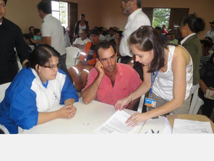 Famílias da comunidade de Café Patense assinam contrato com a CEF para construção de moradias rurais