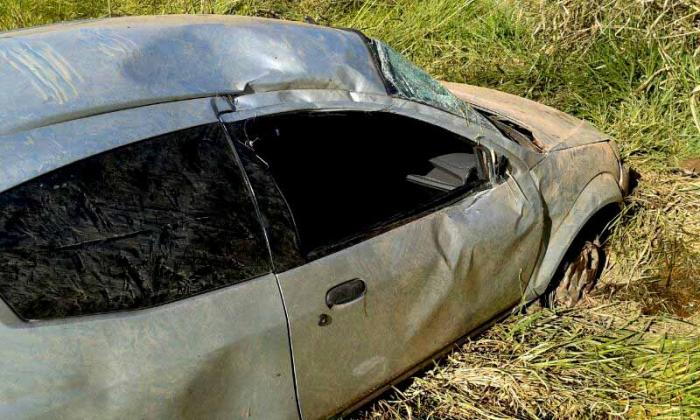 Jovens ficam feridas após carro sair da pista e capotar na MGC 410 em Presidente Olegário