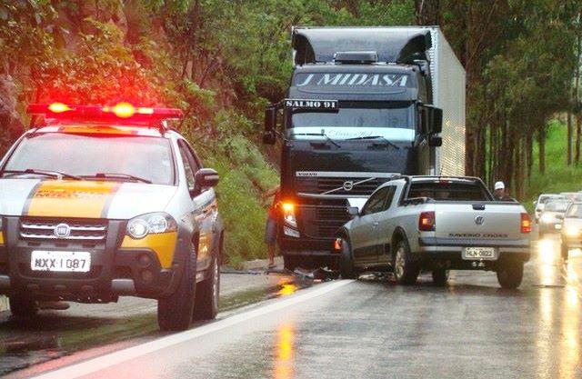 Acidente na MGC 354 envolvendo veículo de passeio e carreta deixa uma pessoa levemente em Presidente Olegário