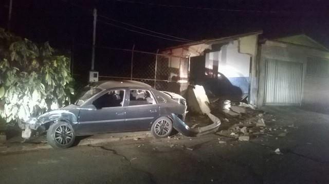 Após colidir contra poste e derrubar muro de casa em Presidente Olegário motorista foge com arma de fogo em punho