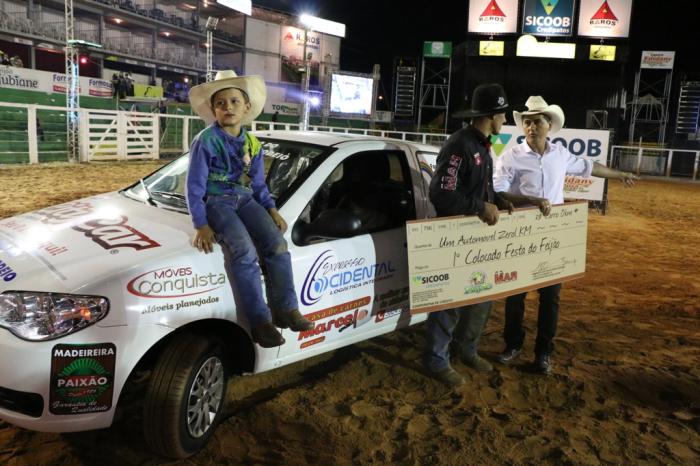 Rodeio profissional da Festa do Feijão de Lagoa Formosa entrega prêmios aos ganhadores e campão leva automóvel Zero KM